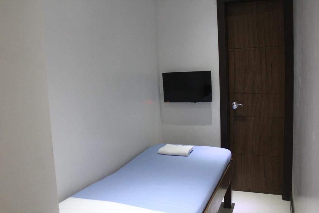 West Makati Hotel マカティ エクステリア 写真