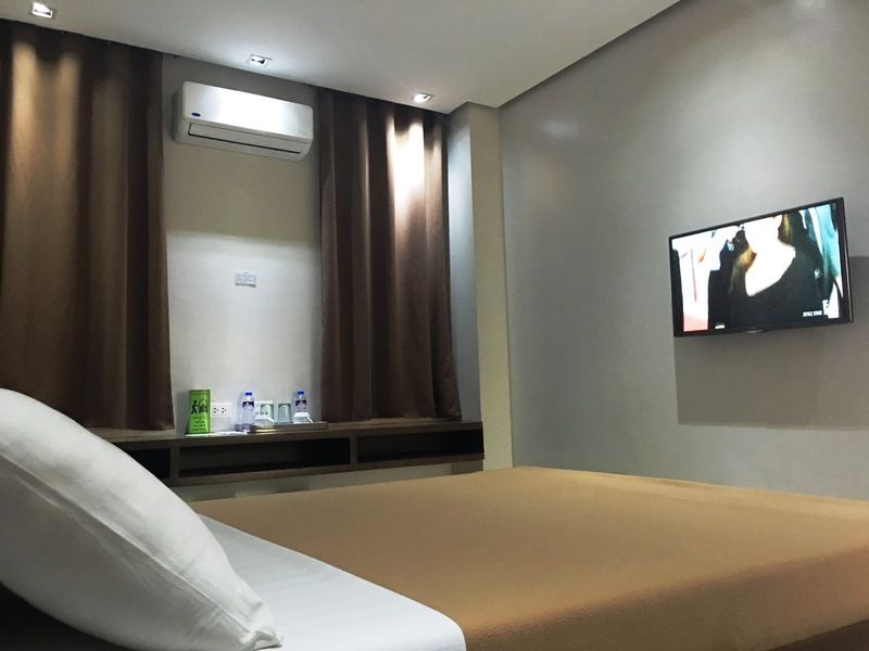 West Makati Hotel マカティ エクステリア 写真