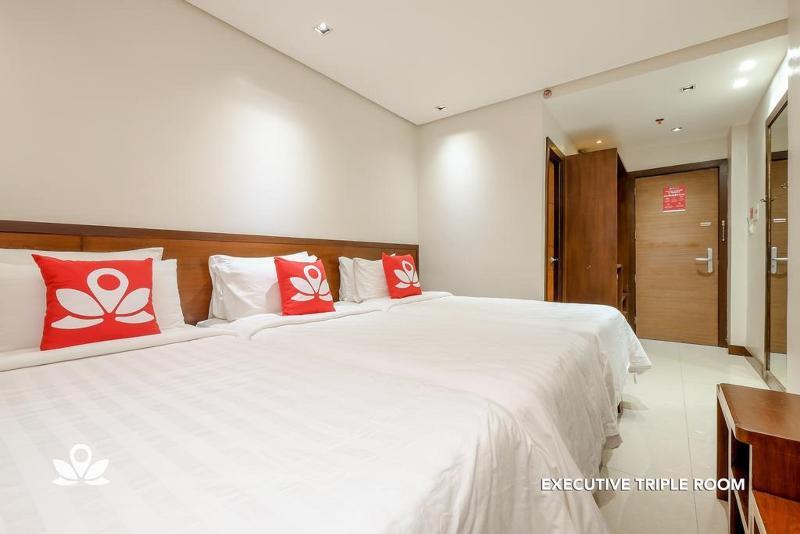 West Makati Hotel マカティ エクステリア 写真