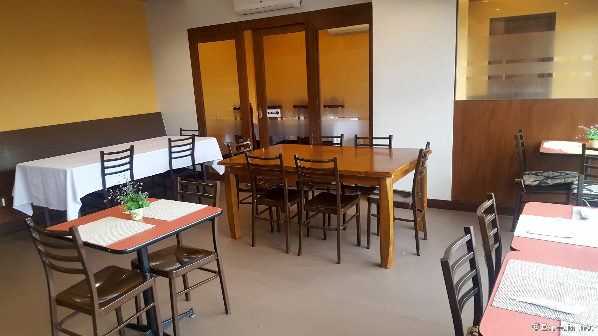 West Makati Hotel マカティ エクステリア 写真