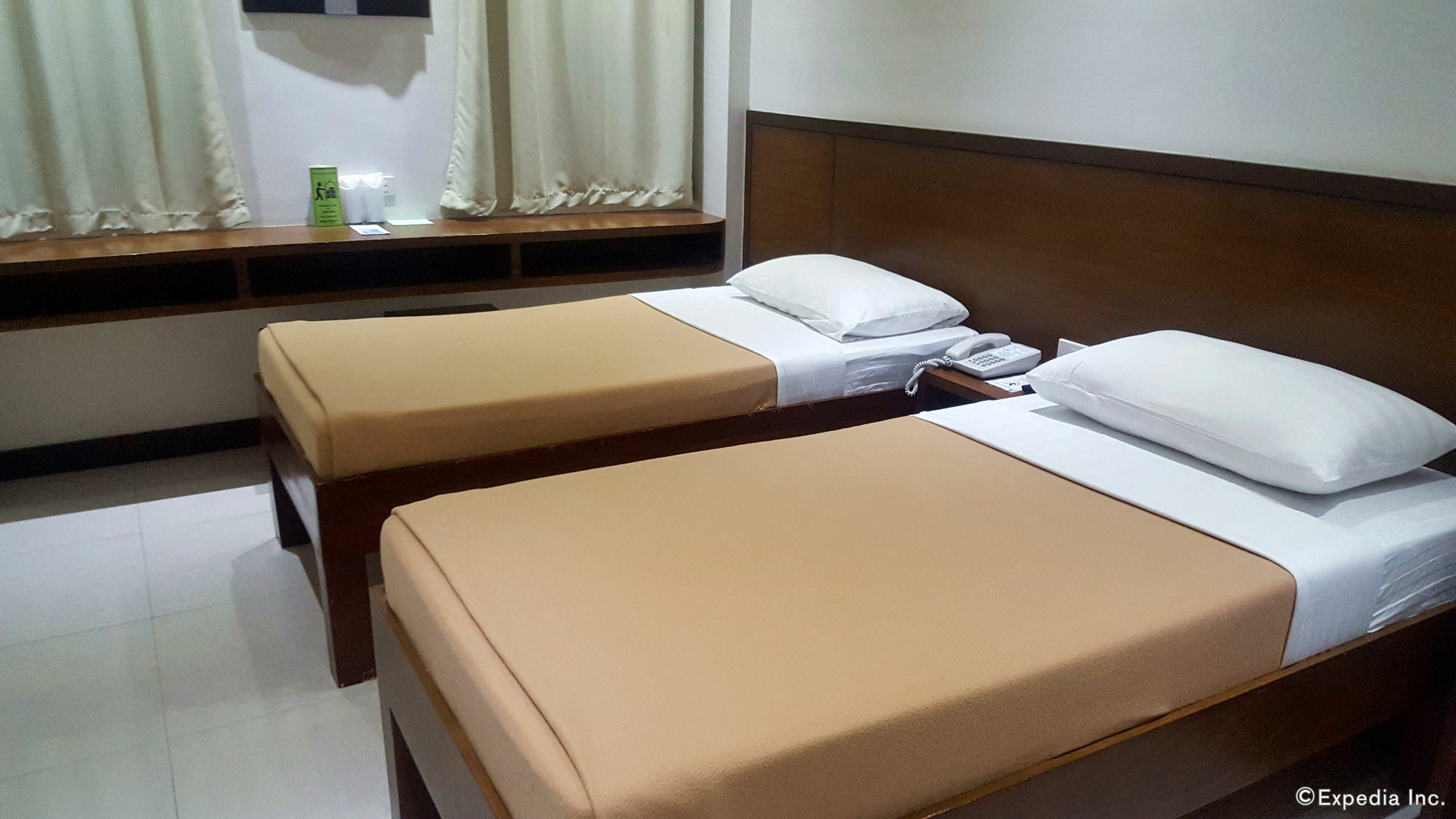 West Makati Hotel マカティ エクステリア 写真